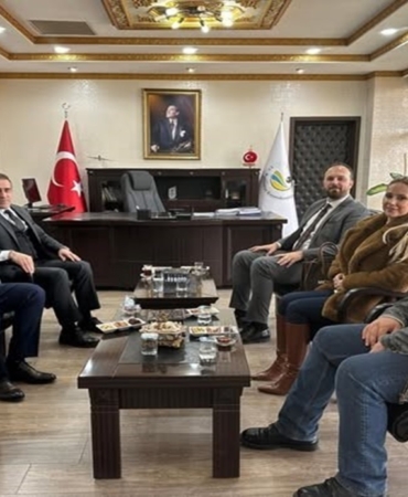 KARADAĞ BOŞNAK DEMOKRATİK HAREKETİ GENEL BAŞKANI SEAD ŞAHMAN KAYMAKAM İLYAS MEMİŞ’İ ZİYARET ETTİ