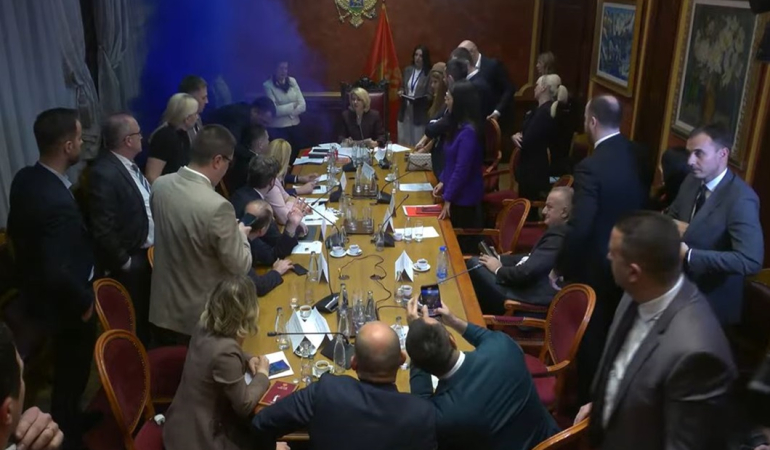 karadağ meclisinde olay